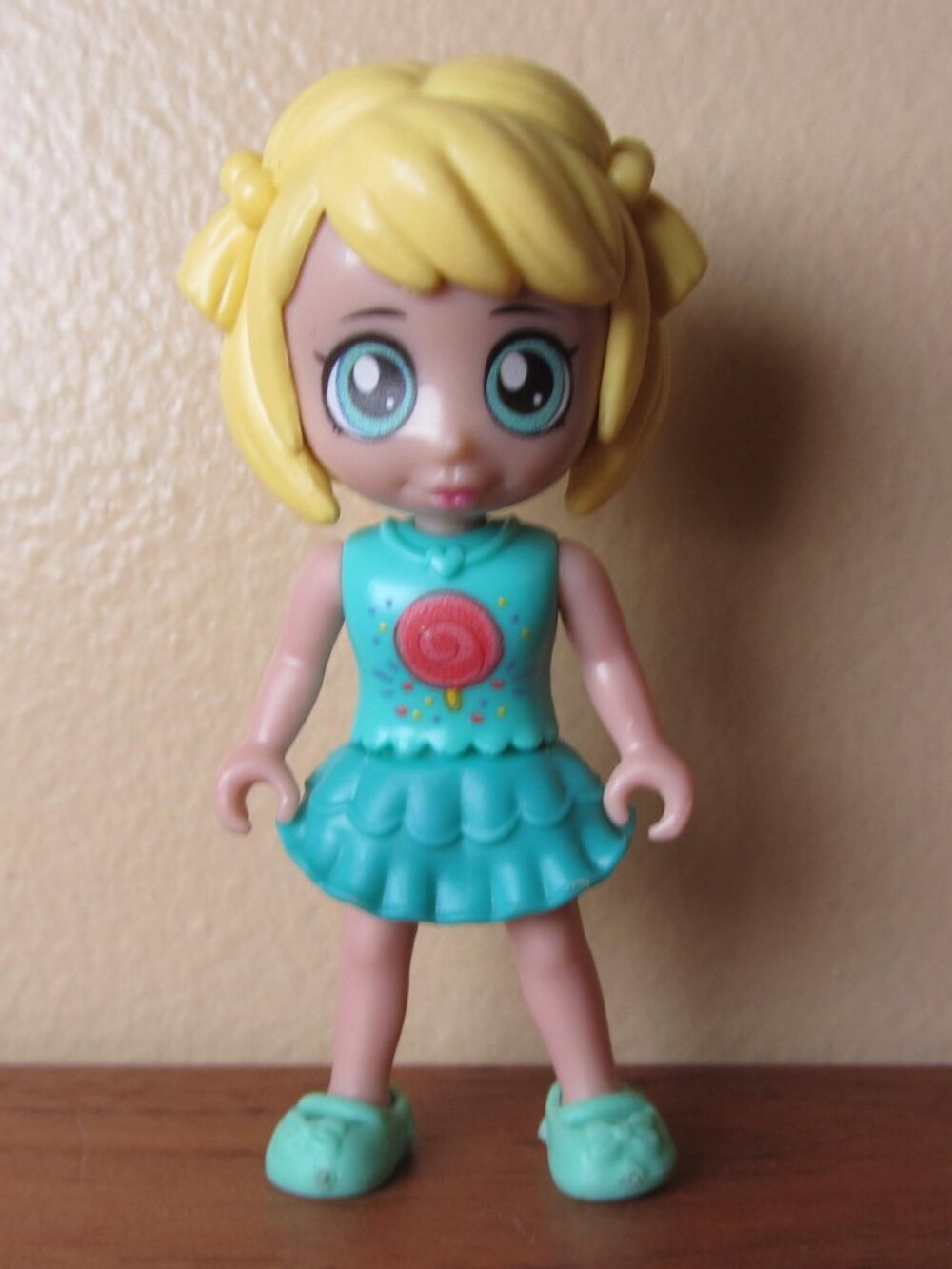 Kid Connection Cupcake House blonde doll figure (W6592)